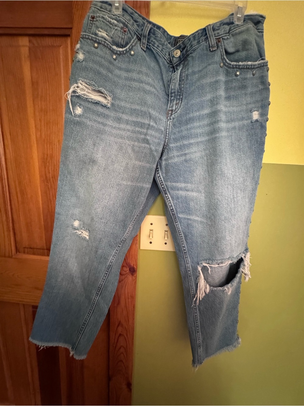 Abercrombie & Fitch Light Blue Distressed Cropped Jeans